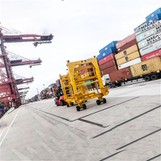 What are the advantages of using an adjustable spreader beam?